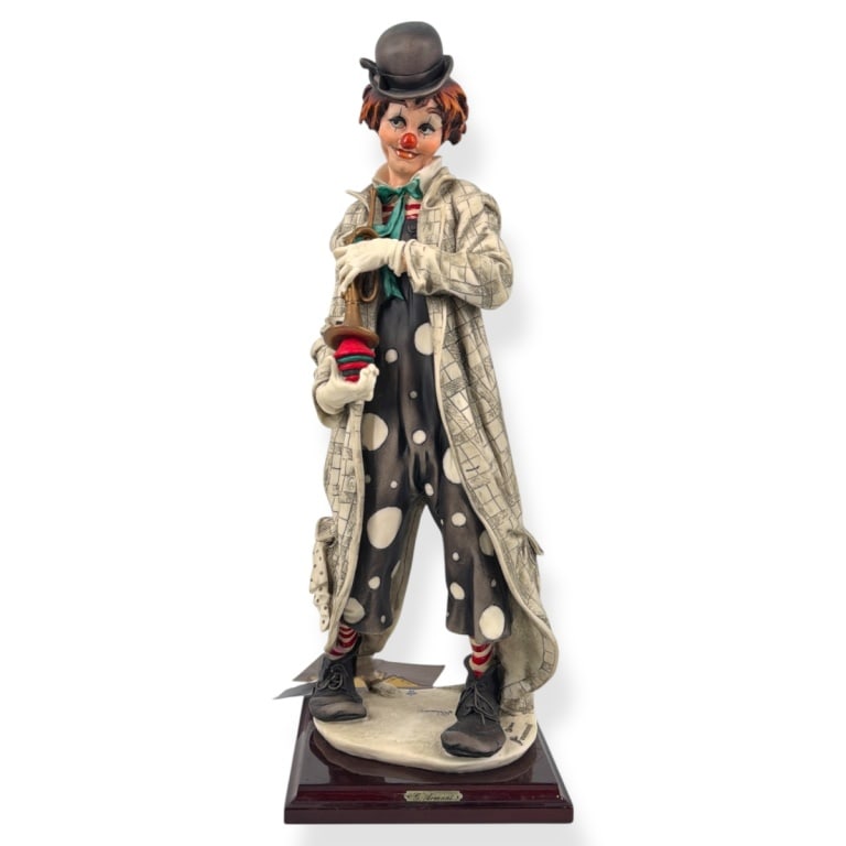 Giuseppe Armani Figurine "The Musical Clown": Giuseppe Armani Figurine "The Musical Clown". Signed and dated 1987. COA included with this lot. Measures 18" H. Condition: Good condition. Estimate 160 - 260 Domestic shipping Third Party
