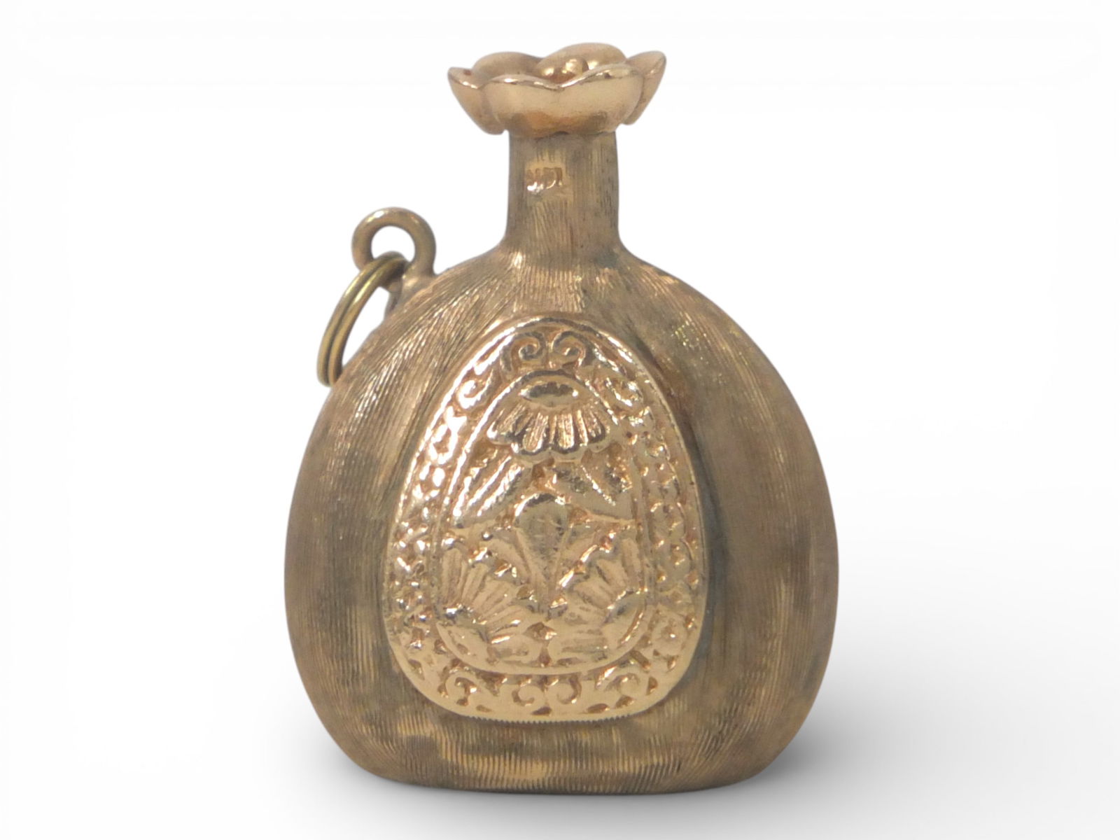 Vintage 14K Pendant: Vintage 14 Karat Yellow Gold Snuff Bottle Pendant. Stamped. Measures 1-1/4", 1". Approx. weight: 12.9 grams. Condition: Good condition. Estimate 1000 - 1500 Domestic shipping Third party