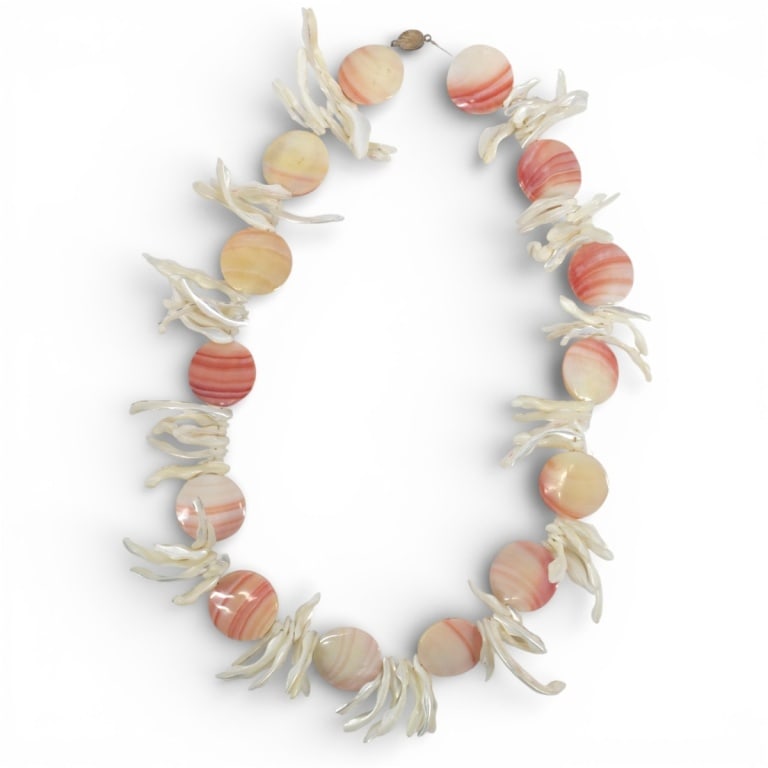 Natural Queen Conch Shell Boho Necklace: Natural Queen Conch Shell Boho Necklace. Unsigned. Measures 26" L x 1-2" W. Condition: Good condition. Estimate 100 - 300 Domestic shipping Third Party