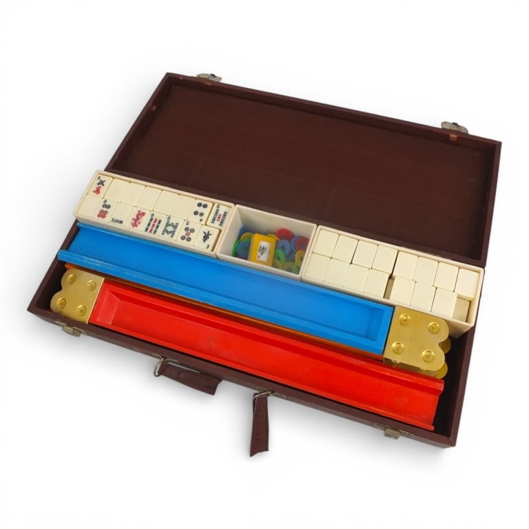 Vintage Mahjong Set in Case (1 of 3)