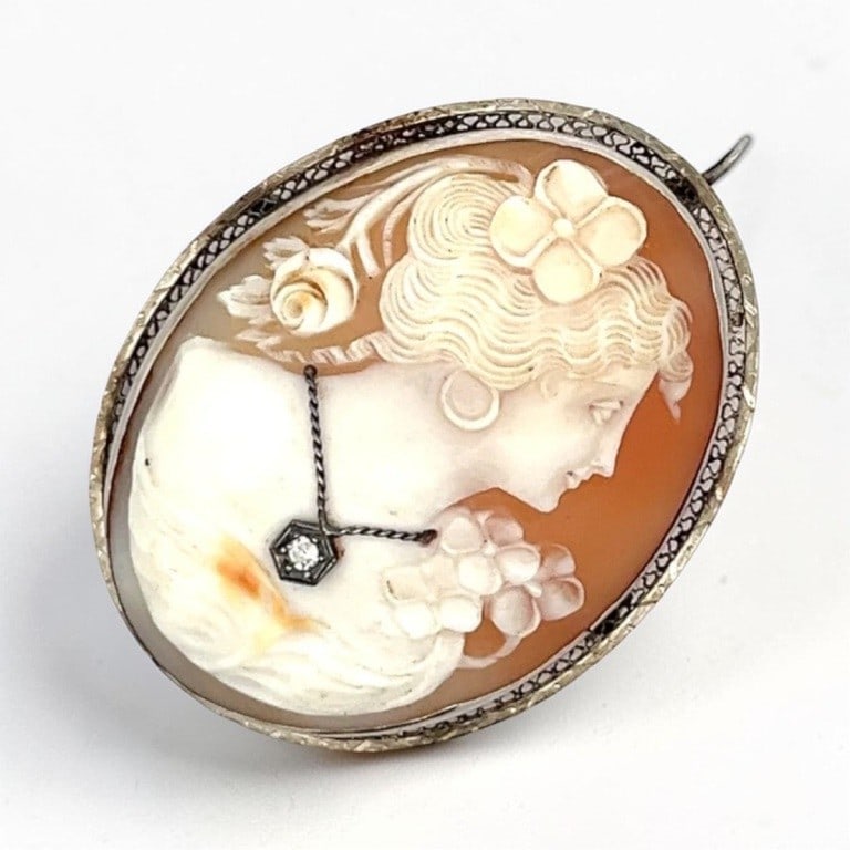 Vintage 14K Cameo Brooch / Pendant W/ Diamond: Vintage 14 Karat Yellow Gold Cameo Shell Brooch / Pendant with Round Brilliant Diamond Measures 2-1/4" x 1-1/4". Approx. weight: 12.9 grams. Condition: Good condition. Estimate 500 - 700 Domestic