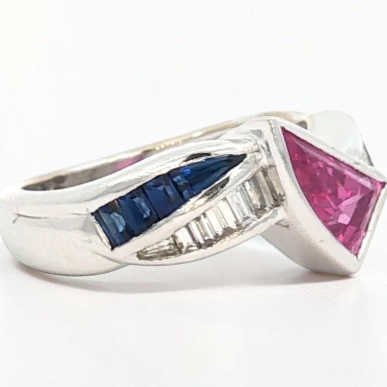 Vintage 18K Diamond & Sapphire Ring.: Vintage 18 Karat White Gold Sapphire and Diamond Ring. Diamond: approx. .50 ct G VS2. Size: 6.5 Approx. weight: 7.5 grams. Condition: Good condition. Estimate 2000 - 3000 Domestic shipping Third party