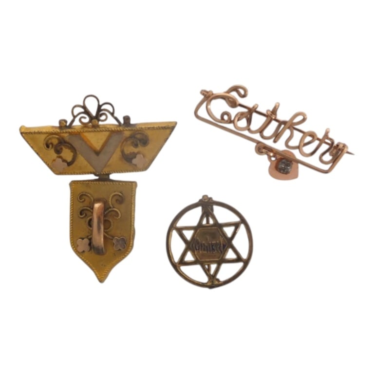 3 Vintage Lapel Pins: Masonic, Judaica, Name ID: 3 Vintage Brass Lapel Pins: Masonic, Judaica, Name ID "Esther". Unsigned. Masonic pin measures 2". Condition: Good condition. Estimate 40 - 60 Domestic shipping Third Party