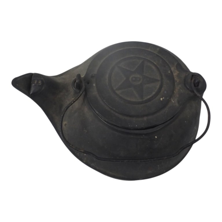 Antique H&R Cast Iron Kettle: Antique H&R Chattanooga Cast Iron Kettle. Marked with #8 with star. Measures 7-3/8" X 9-1/2" X 11-1/2". Condition: Good condition. Estimate 150 - 250 Domestic shipping Third party