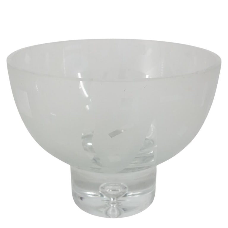 Robert McCandless (20th C.): Robert McCandless (20th Century) Vintage Frosted Glass Footed Bowl. Signed on the base. Measures 5" x 6-3/8". Condition: Good condition. Estimate 50 - 150 Domestic shipping Third party