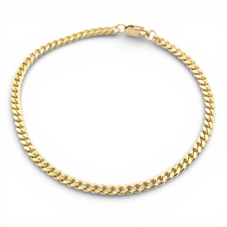 Vintage 14K Yellow Gold Micro Cuban Link Bracelet: Vintage 14 karat yellow gold micro Cuban link bracelet. Stamped. Measures 6-1/2" L, 2-3/4" mm. Approx. weight: 3.80 Grams. Condition: Good condition. Estimate 300 - 500 Domestic shipping Third party