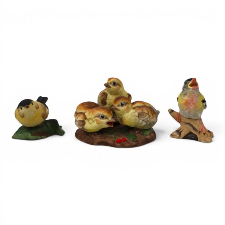 3 Boehm Porcelain Birds, Goldfinch & Grouse: 3 Boehm Porcelain Birds. Fledgling Goldfinch 3-1/2", Goldfinch 2-1/2" & Baby Grouse group 3-1/2". Stamped. Condition: Examined under black light, good condition. Estimate 60 - 100 Domestic shipping Th