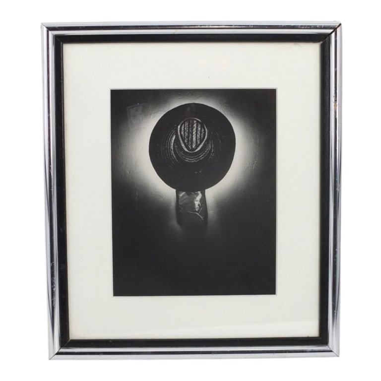 Vintage Black & White Photo Print - Bob Dylan: Vintage Black & White Photo Print - Bob Dylan. Framed under glass. Measures 9-1/2" x 7-1/2" (sight), frame 15-3/4" x 13-3/4". Condition: Good condition. Estimate 40 - 80 Domestic shipping Third Party