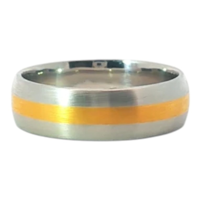 Vintage Platinum & 24K Wedding Ring: Vintage Platinum and 24 Karat Yellow Gold Comfort Fit Wedding Ring. 6mm thick. Ring size 7 Approx. weight: 9.2 grams. Please note: Alternative payment may be required for this jewelry lot. Condition:
