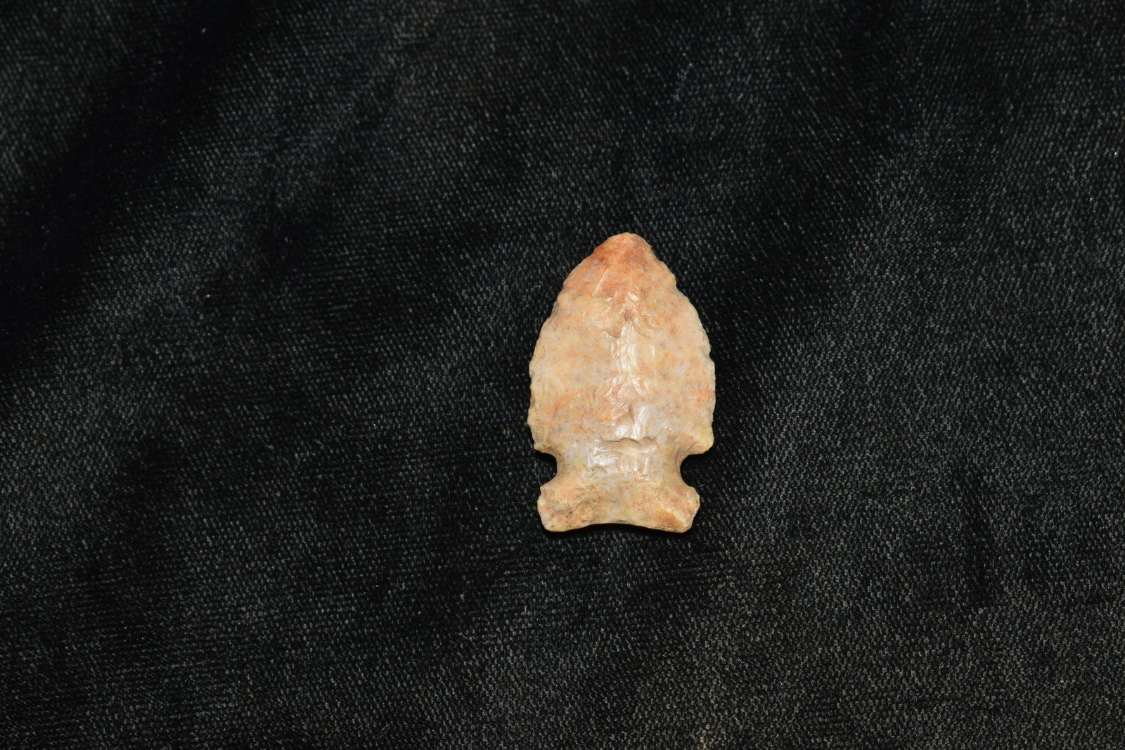 1 3/8" Robbins Arrowhead: 1 3/8" Robbins Arrowhead found in Pettis County Missouri. Ex Glen Hix Collection.