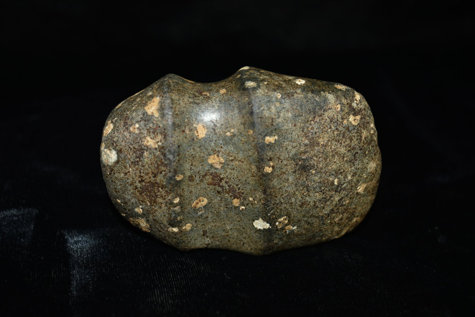 3 5/8" PORPHORY IOWA SLANT GROOVE AXE: 3 5/8" PORPHORY IOWA SLANT GROOVE AXE Found by Jimmy Yenger in Wapello County, Iowa. Jimmy was an avid Relic hunter in the Ottumwa, Iowa area. This was Jimmy's most prized personal find in his years o