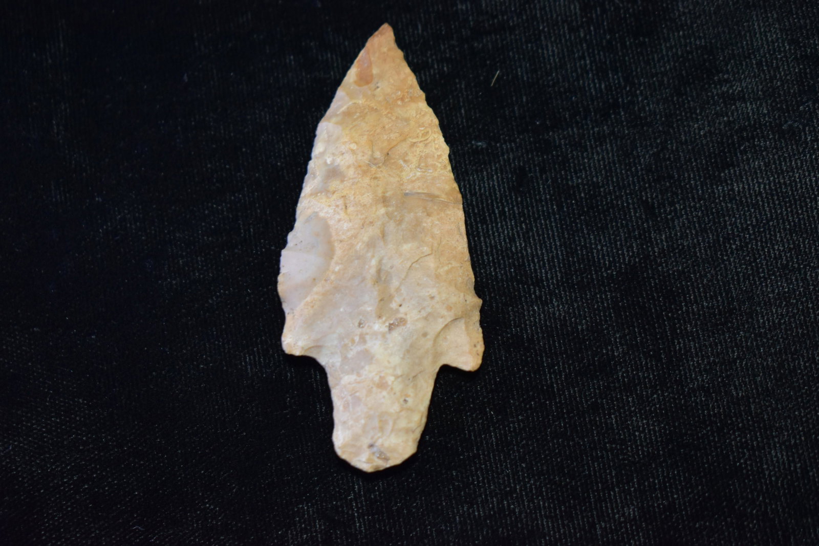 2 5/8" Waubesa Arrowhead: 2 5/8" Waubesa Arrowhead found in Warren County, Ohio by James Miracle. James hunted sites about one mile from the famous Fort Ancient Site. Ancient Arrowhead Indian Artifact
