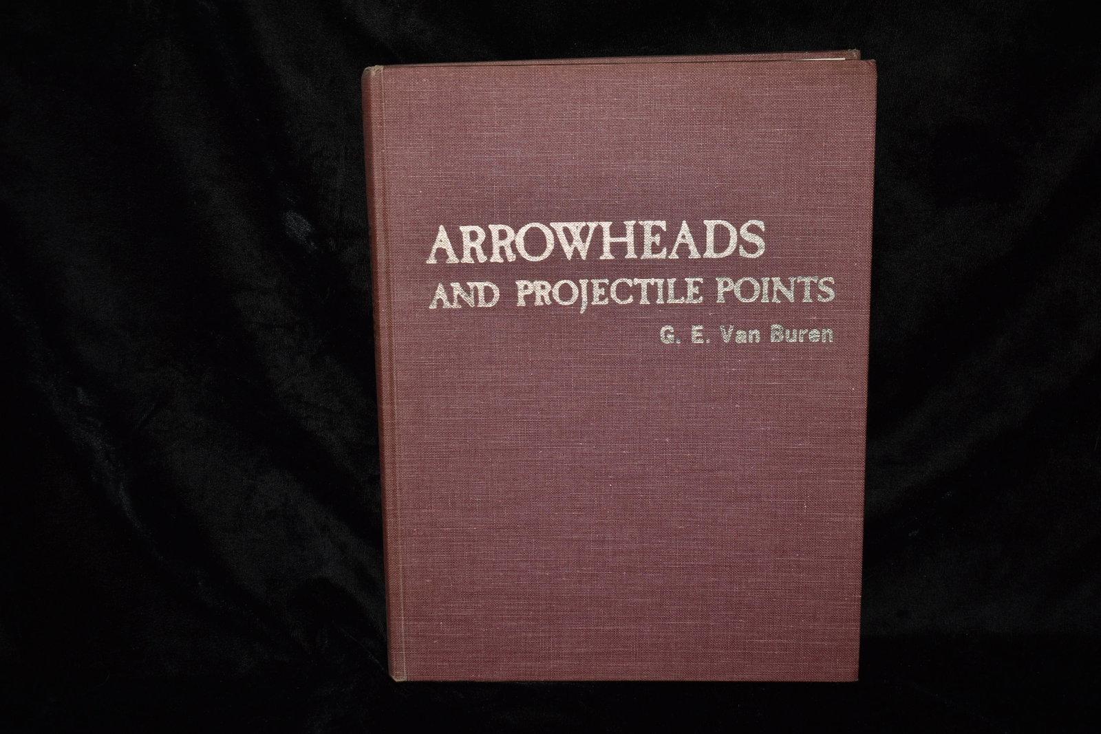 1977 ARROWHEADS AND PROJECTILE POINTS: ARROWHEADS AND PROJECTILE POINTS by G. E. Van Buren 1977. Very good book with very little if any modern made artifacts in it. Very good condition with original dust cover. This book was written at a t