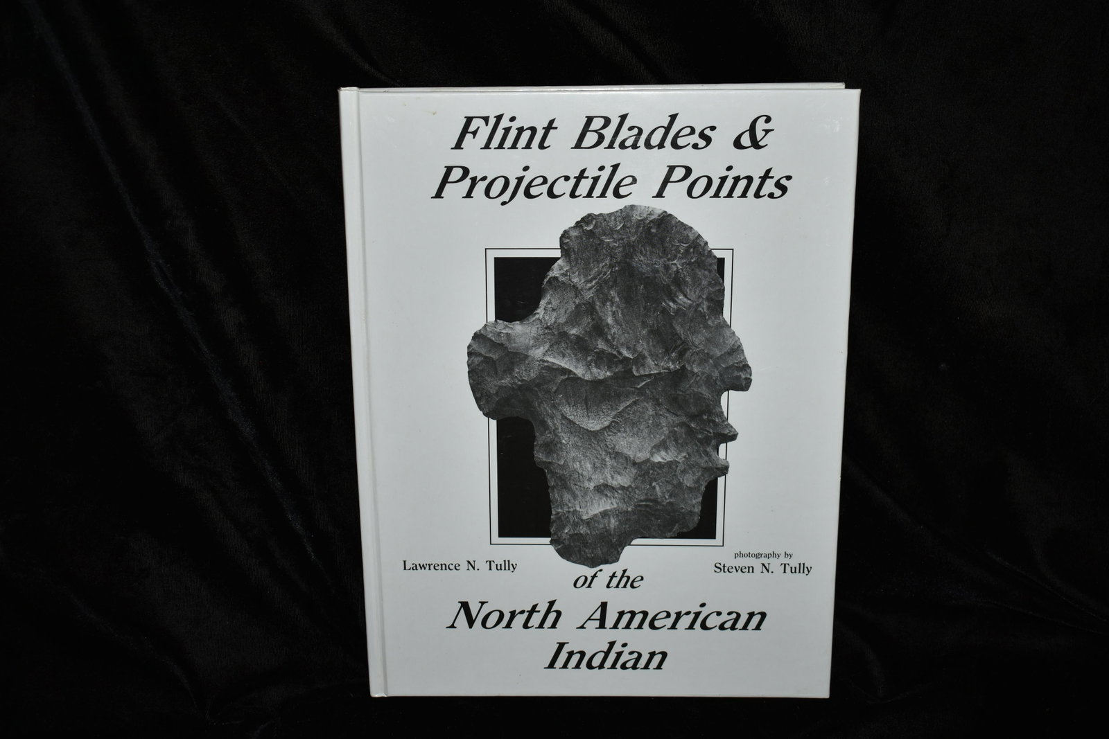 1986 FLINT BLADES AND PROJECTILE POINTS: 1986 FLINT BLADES AND PROJECTILE POINTS by Larence Tulley. Excellent condition. Tons of photographs. 240 pgs. 11 1/8" by 8 3/4"