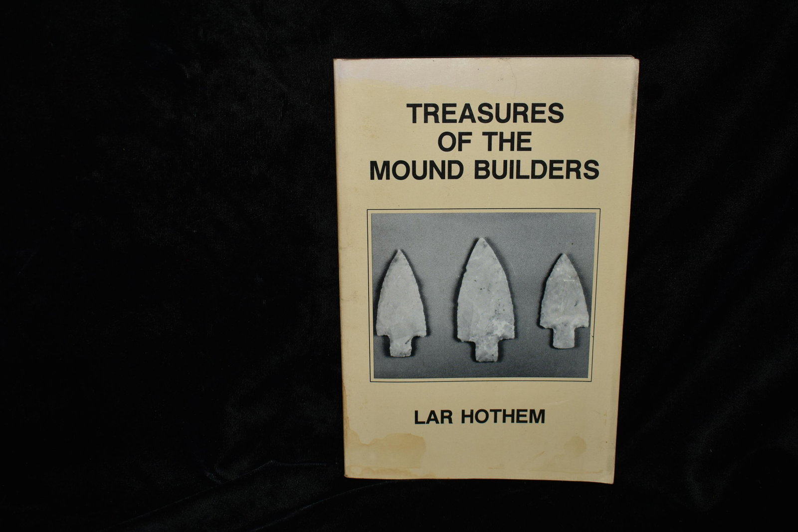 TREASURES OF THE MOUND BUILDERS signed by author: 1989 1st Edition TREASURES OF THE MOUND BUILDERS signed by the author Lar Hothem. Paperback in Very Good condition. 146 pgs 8 1/2" by 5 1/2"