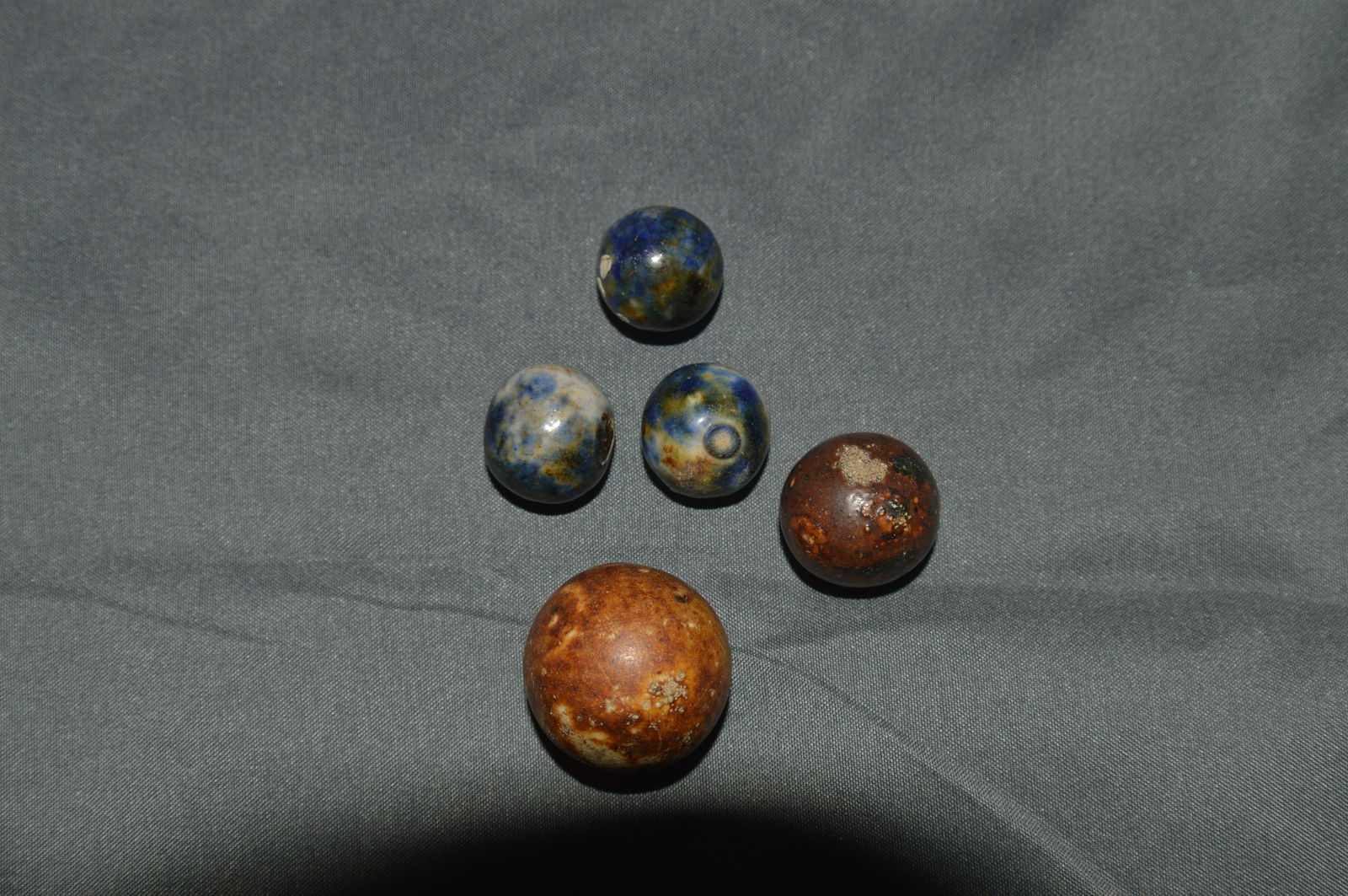 5 Bennington Marbles: 1800's Era marbles in great condition. Largest is 1 inch.