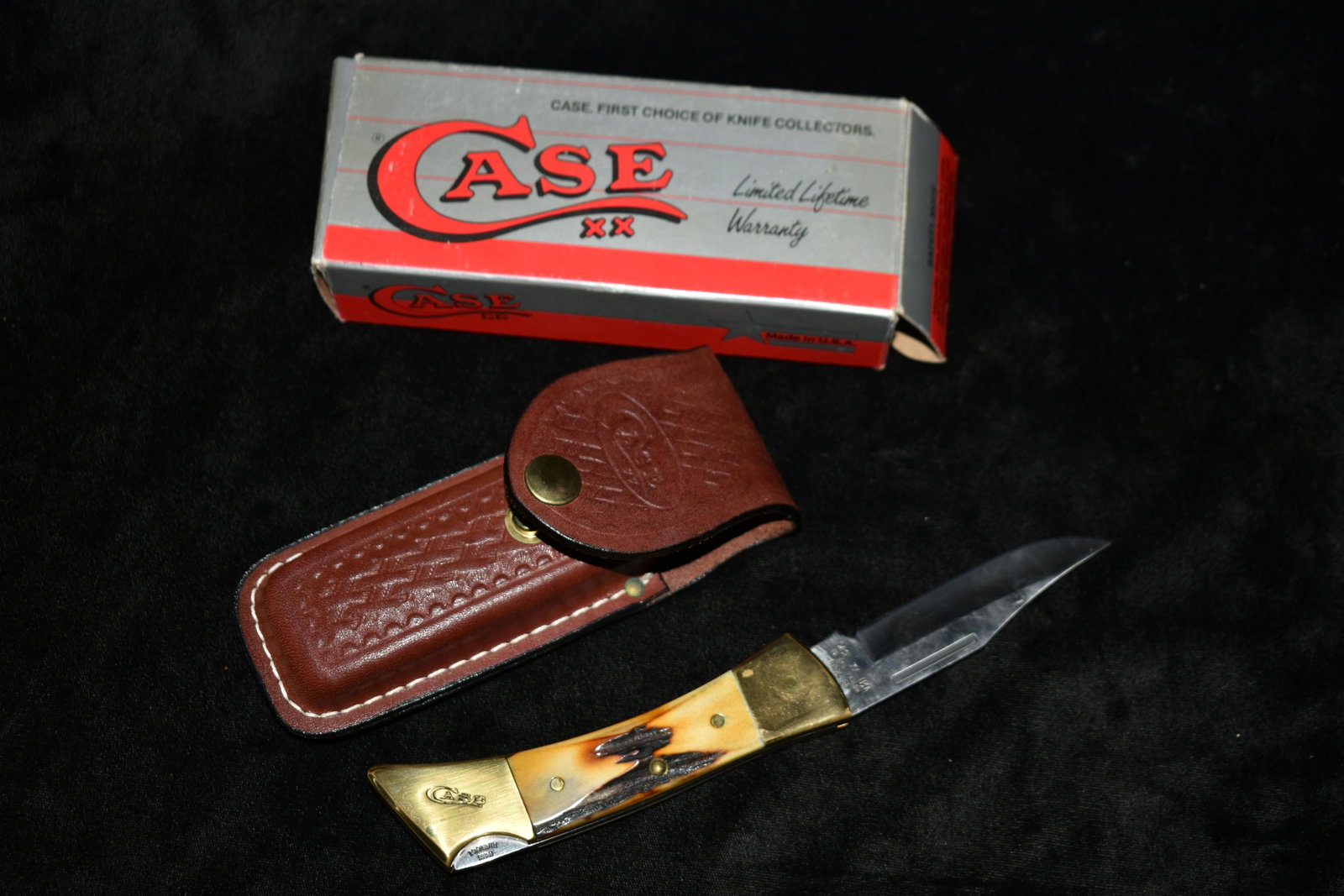 CASE XX HORN HANDLE COLLECTOR KNIFE: CASE XX HORN HANDLE KNIFE WITH HOLSER with original box. Mint condition. Never been used. Info on the blade reads "CASE XX USA 19 BFD. PA 5159L 88. Knife length is 8 3/8" in a 5 3/4" Leather case and 