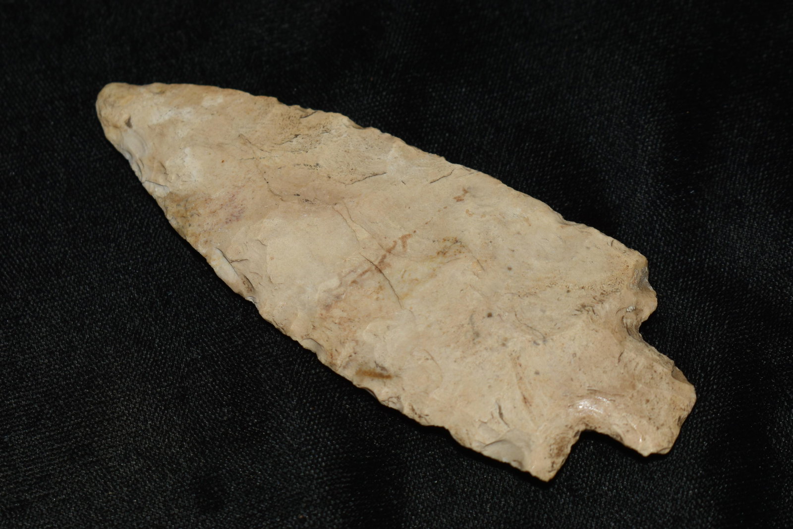 4" Scottsbluff or Hardin: 4" Scottsbluff or Hardin found in St. Louis County, Missouri. From the lifetime collection of Dale Williams. This piece could be a nontypical Scottsbluff or more likely a first stage Hardin or dovetai