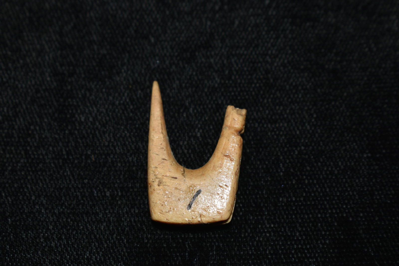 1" Mandan Grooved Fishhook from North Dakota (1 of 4)