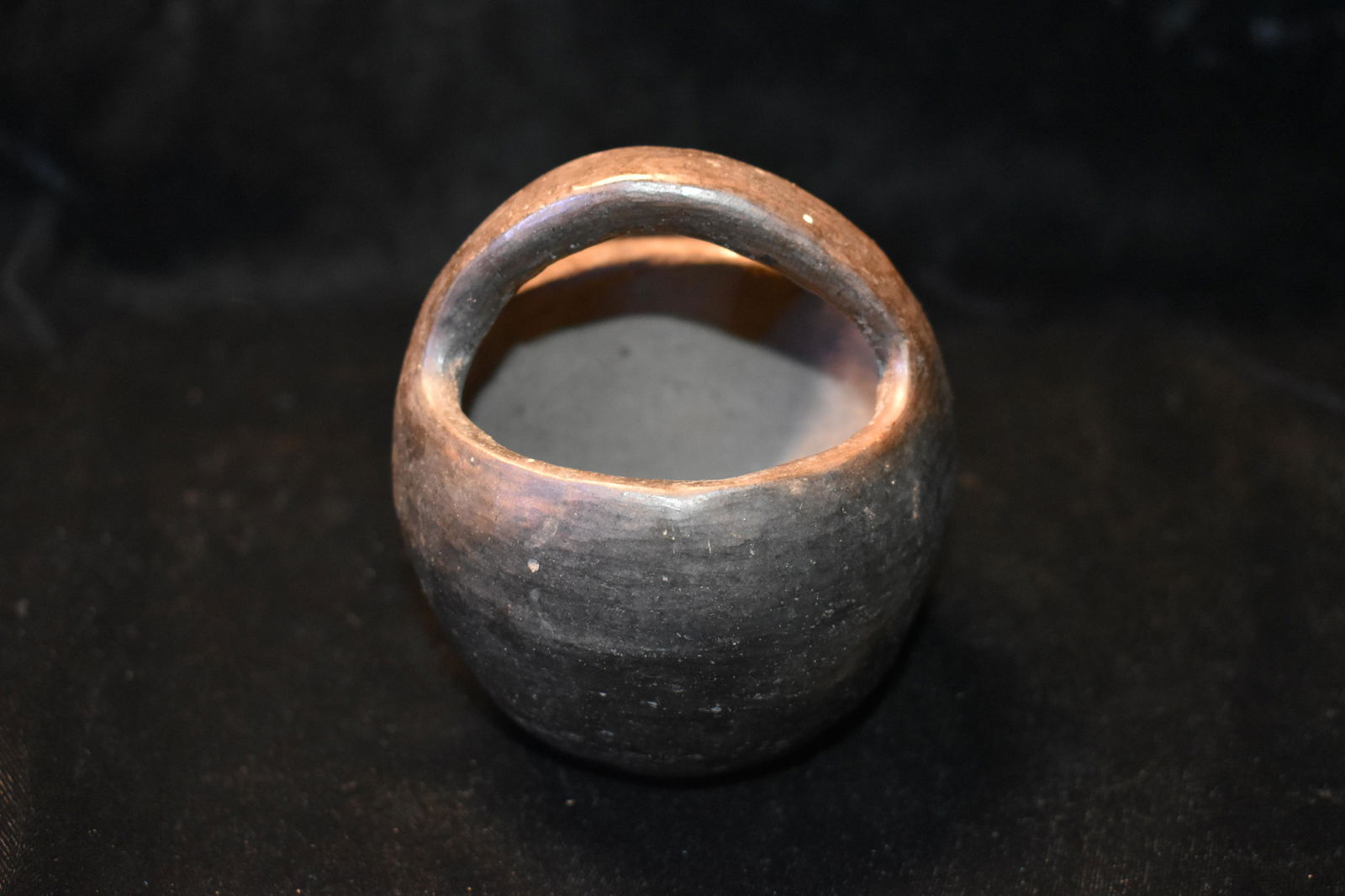 1908 Black Glaze Vase with Handle from Santa Clara (1 of 5)