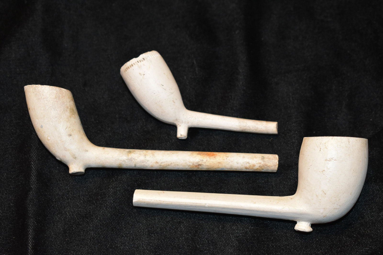 3 Stemmed Clay Trade Pipes (1 of 4)