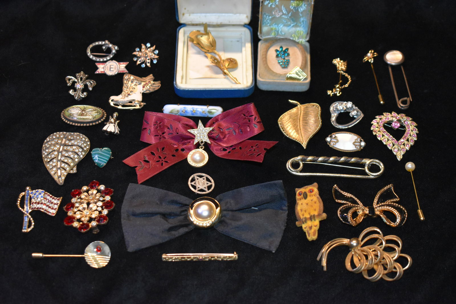 Group of 31 Costume Jewelry Brooches and Pins (1 of 10)
