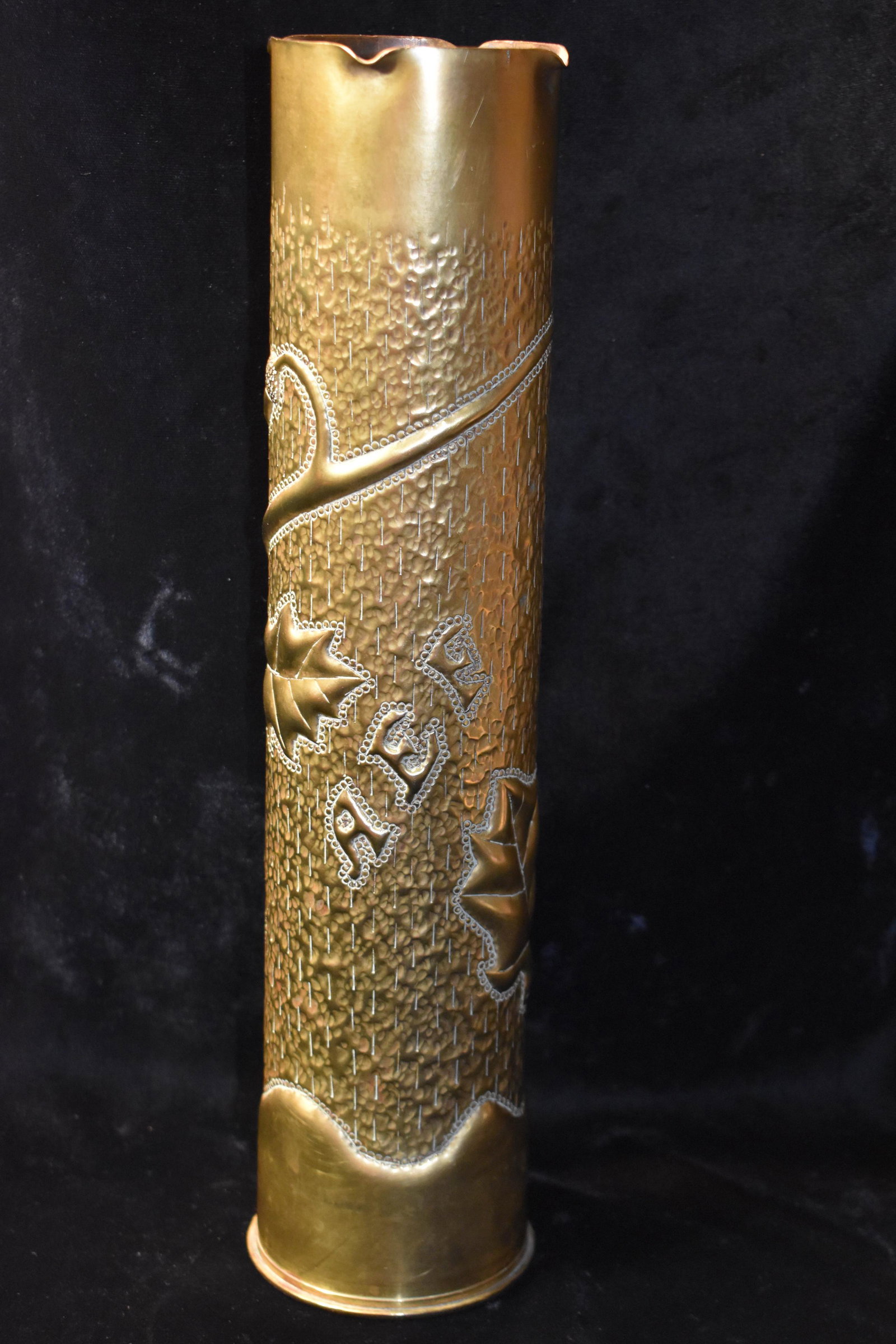 WW1 American Expeditionary Forces 75 MM Trench Art: WW1 American Expeditionary Forces 75 MM Trench Art Casing. This shell commemorates the AEF in World War 1. It depicts tree limbs with leaves and acorns on them incorporating a variety of trench art te