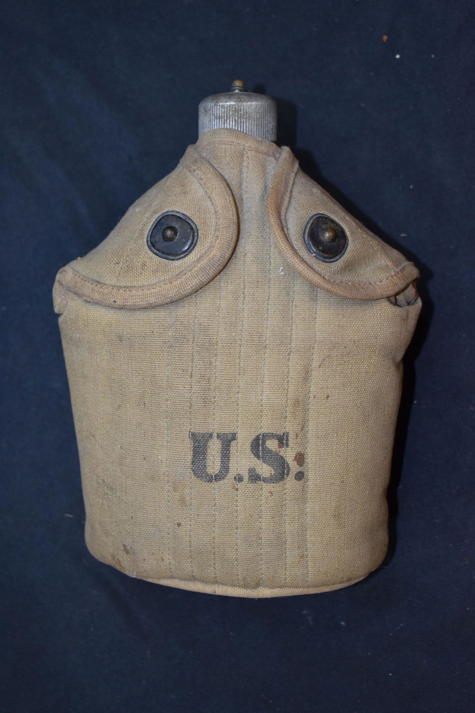 Metal WW1 Water Canteen in a canvas carrying case (1 of 5)