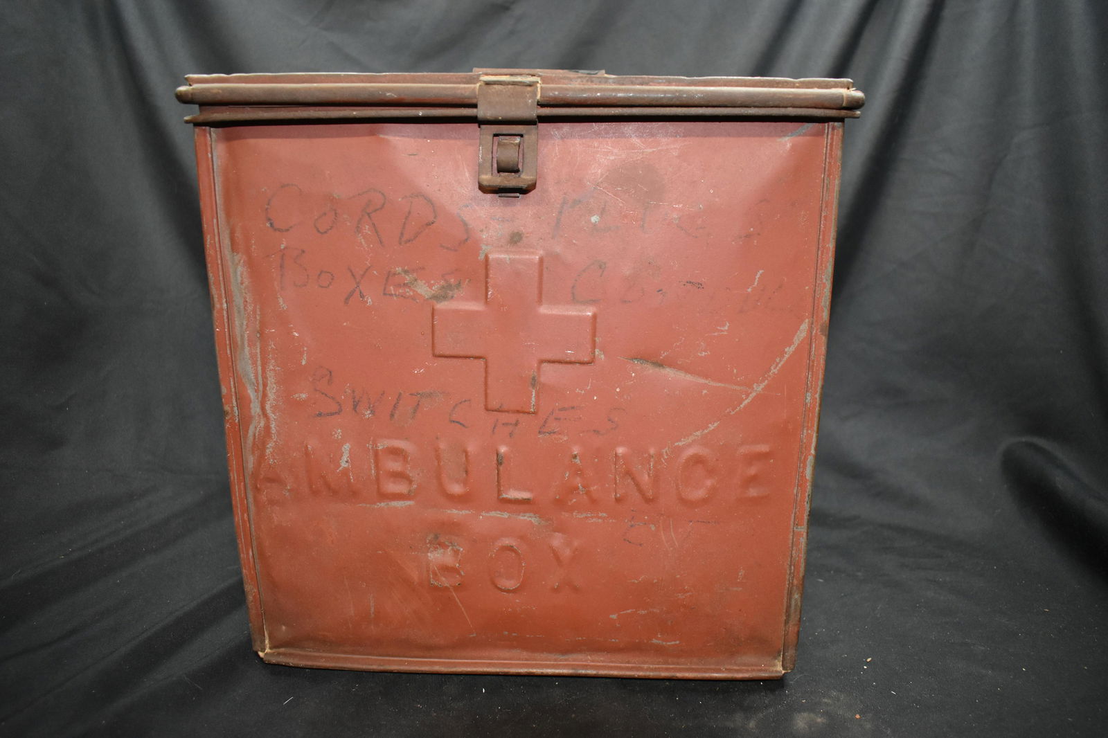 Red Cross WW1 Ambulance Box (1 of 9)