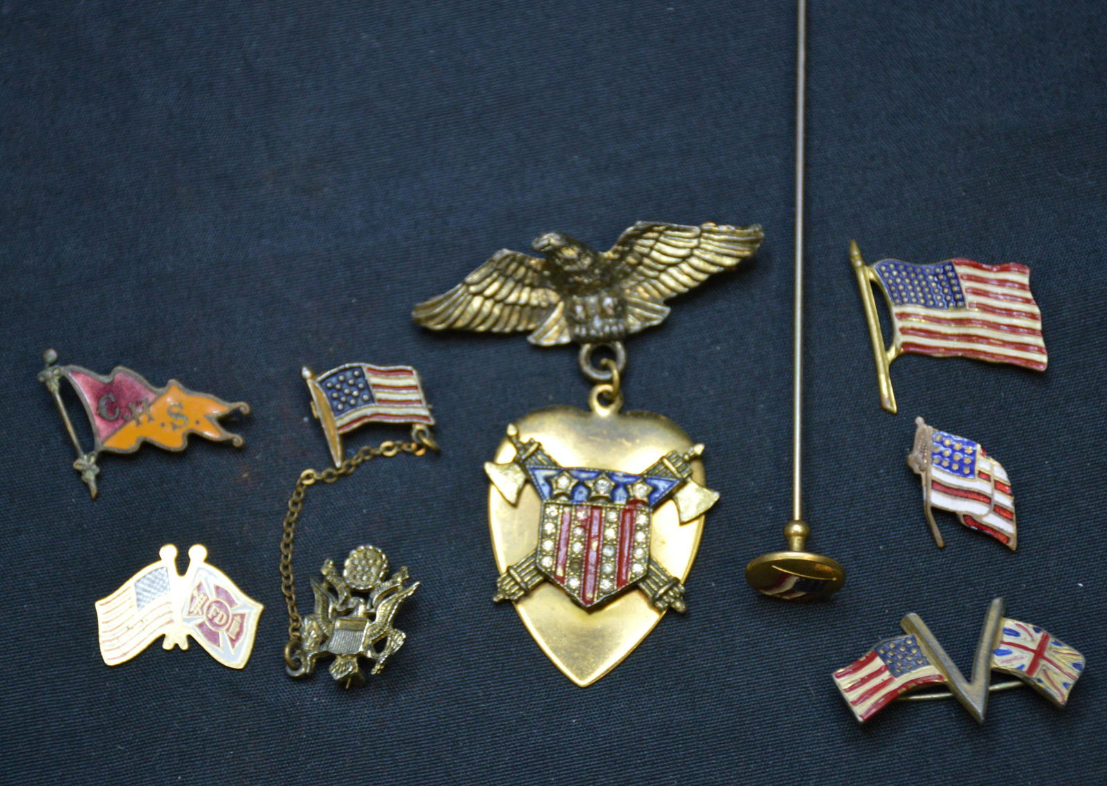 8 United States Flag Pins (1 of 5)