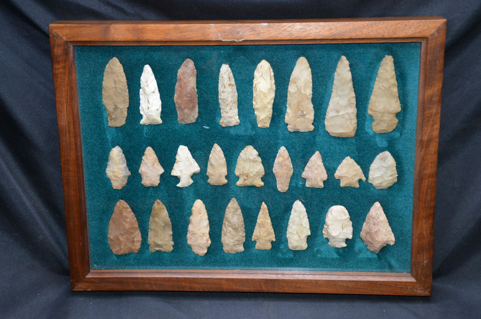 Frame of 25 Arrowheads Authentic (1 of 6)
