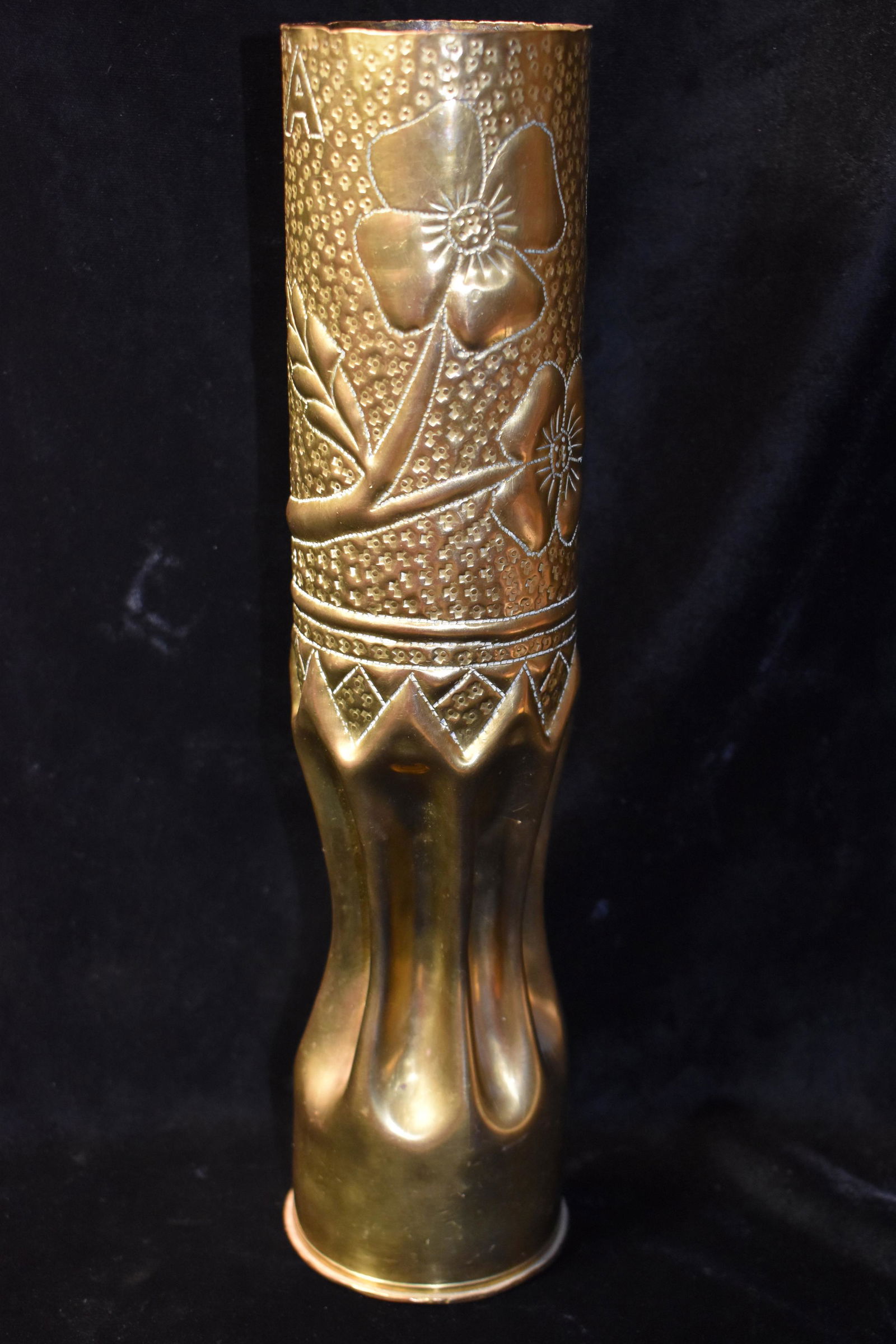 1916 EKPA Trench Art Shell 75 MM Artillery Shell: 1916 EKPA Trench Art Shell 75 MM Artillery Shell Case. Not sure what EKPA signifies (feel free to message us if you know). This piece depicts flowers with cross embossing. The base of the shell reads