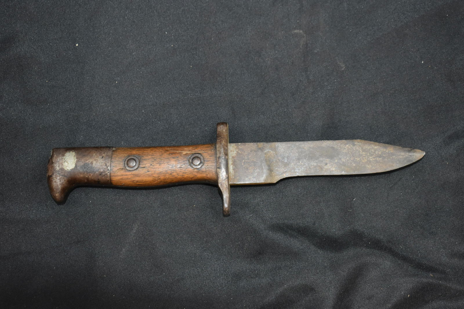 US M1892 3040 KRAG BAYONET 1901 DATED: Appears to have been broke off the gun or filled in and the blade is considerably shorter than it's original size. It was turned into a knife by someone many years ago. 9 1/2 inches long.