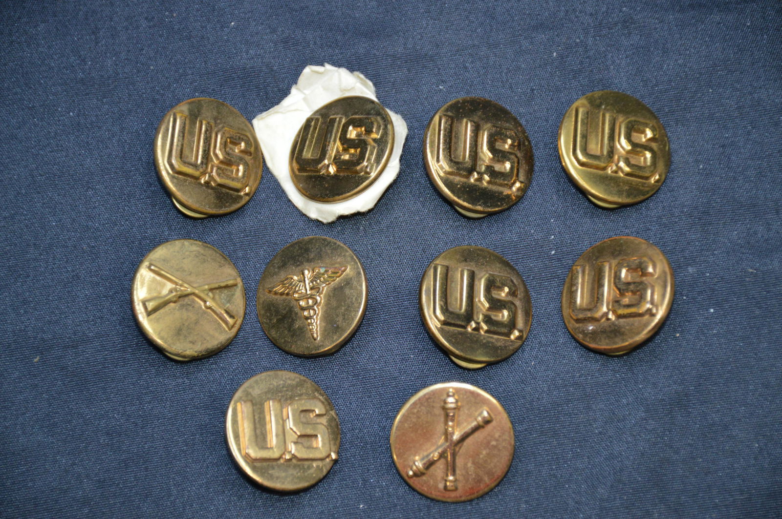 Group of 10 collar Discâ€™s: 2 single holes on the back the rest are 2 hole discâ€™s.