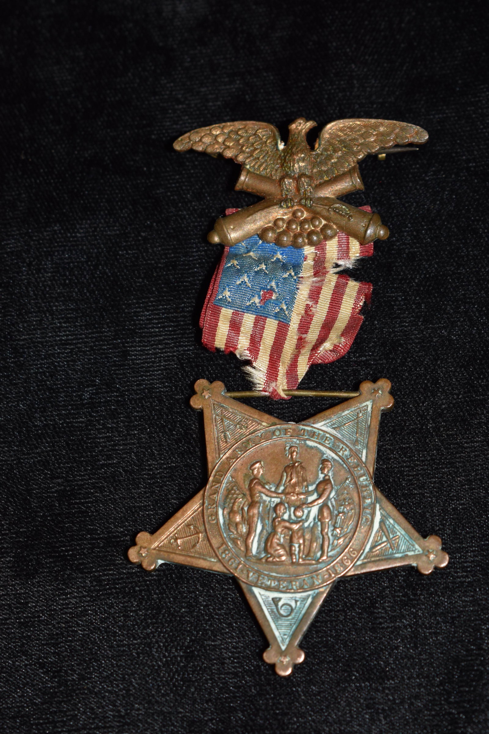 1861 - 1866 GRAND ARMY OF THE REPUBLIC VETERAN PIN: 1861 - 1866 GRAND ARMY OF THE REPUBLIC VETERAN PIN MEDAL. The back of the medal reads "PAT. MAY 4, 1886. JUNE 22, 1886". Serial number P18357. The Grand Army of the Republic was a fraternal organizati