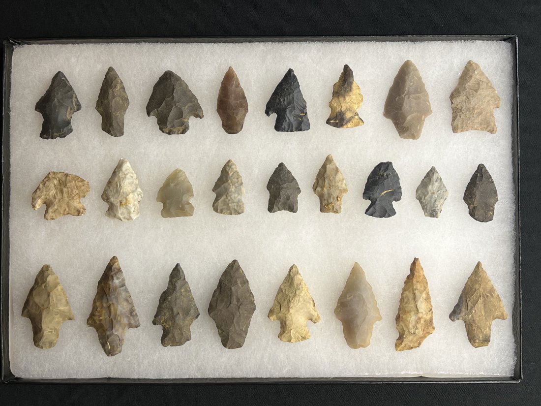 Case of 25 Arrowheads Found in Arkansas (1 of 9)
