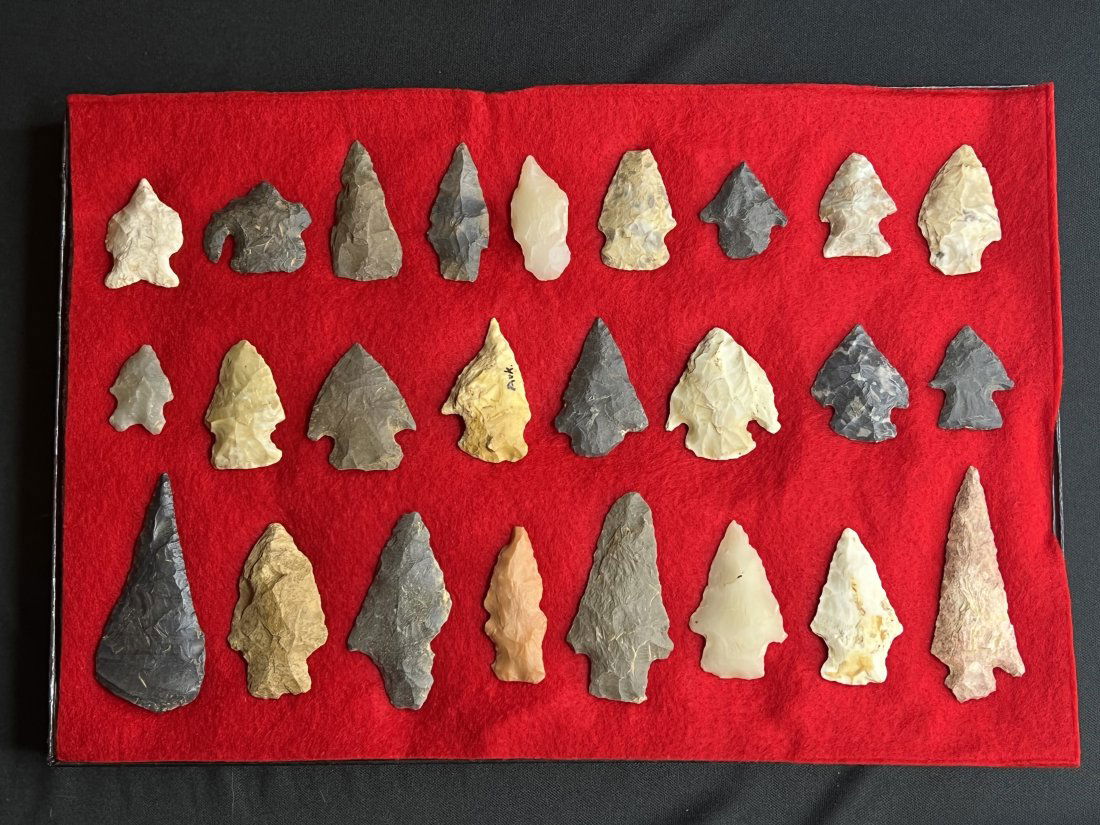 Case of 25 Arrowheads Found in Arkansas (1 of 9)