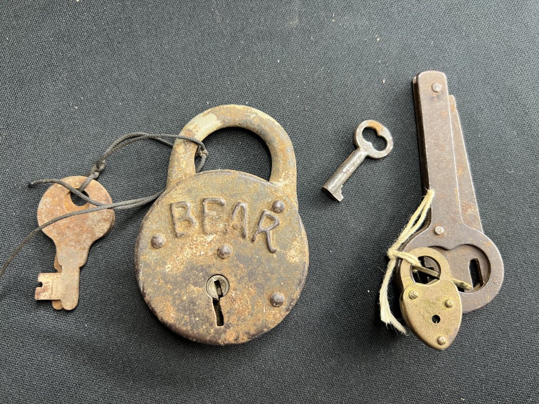 Bear Lock with Keys and a Foldable Skeleton Key: Bear Lock with Keys and a Foldable Skeleton Key