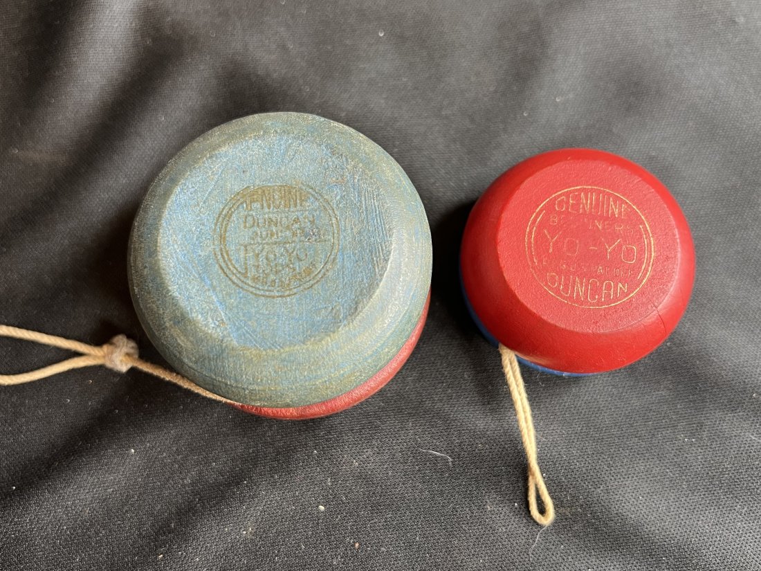 2 Vintage Wood Duncan Yo-Yo's: Both are in great condition with the original string. The diameters are 1 3/4" & 2 1/8".