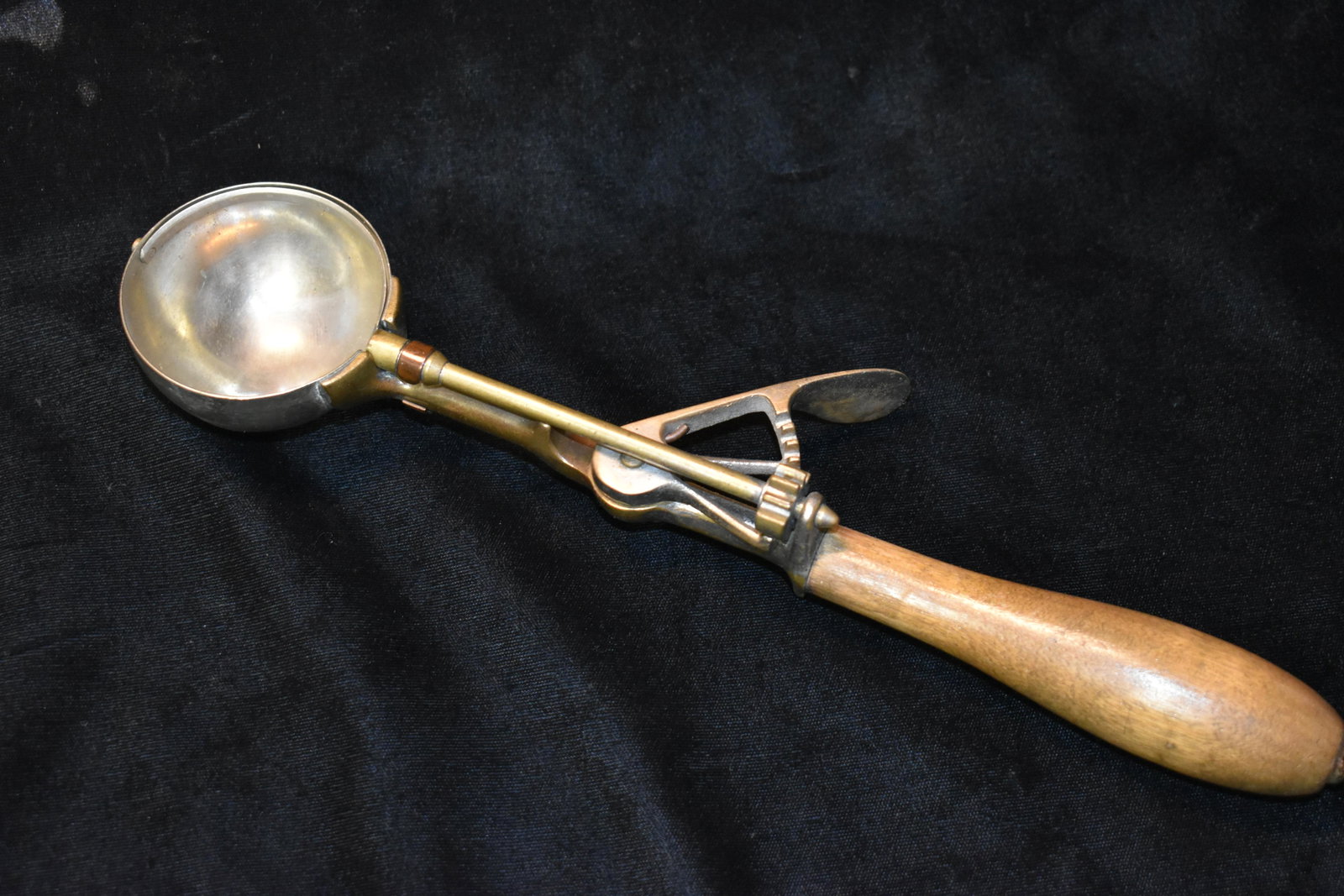 11" Vintage Gilchrist Ice Cream Scoop No. 31: 11" Vintage Gilchrist Ice Cream Scoop No. 31. Excellent condition and still works great.