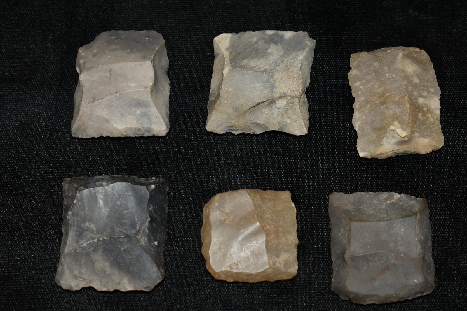 6 English and French Gun Flints: 6 English and French Gun Flints. 3 are English Blackand 3 are French Gray. They measure 1" to just over 1 1/4"