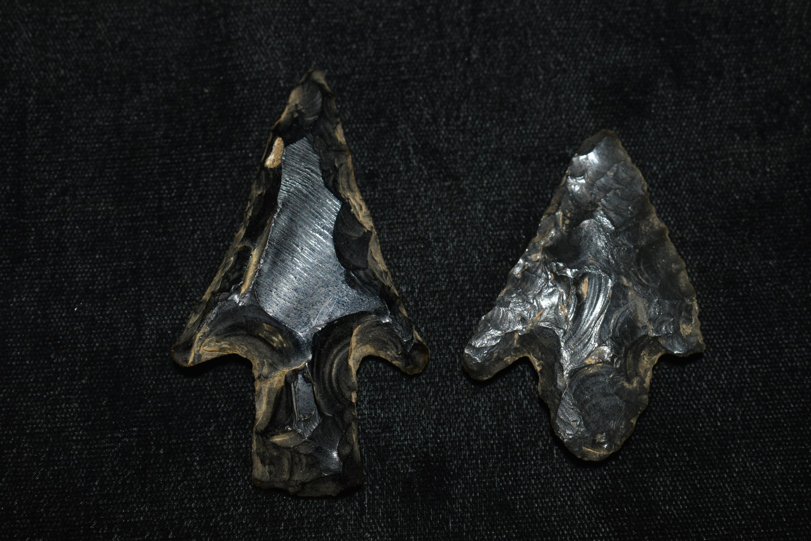2 Obsidian Arrowheads: 2 Obsidian Arrowheads. Ex Martin Hart Family Collection. Not sure if they found them out west or purchased them somewhere. Guaranteed authentic. They measure 2" to 2 5/8"