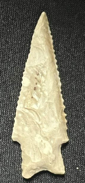 2 1/2" Darl Arrowhead Found in Texas Ex:Ben Winchester South Fort Museum in Hannibal. (1 of 4)