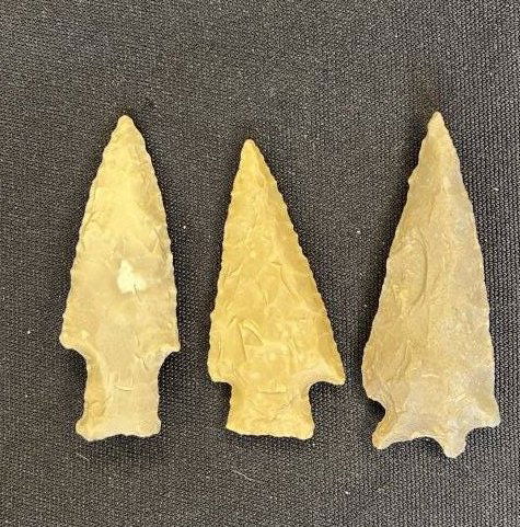 3 Texas Arrowheads 2 3/16" Found in Texas Ex:Ben Winchester South Fort Museum in Hannibal. (1 of 2)