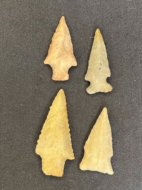 4 Texas Arrowheads 2 3/16" Found in Texas Ex:Ben Winchester South Fort Museum in Hannibal. (1 of 2)