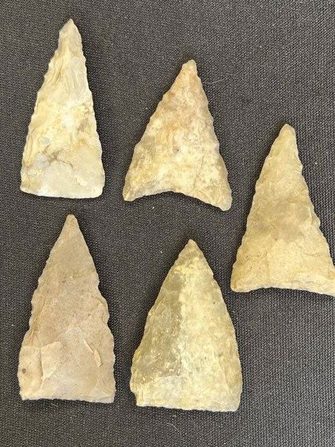 5 Texas Triangle Arrowheads 2 1/16" Found in Texas Ex:Ben Winchester South Fort Museum in Hannibal. (1 of 2)