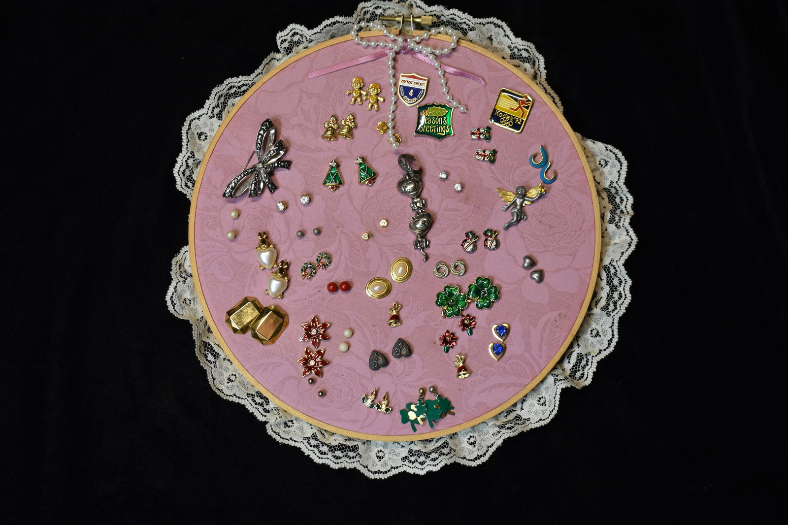 Festive Earring Holder with over 30 sets of Earrings and Pins: Earring Holder with over 30 sets of Earrings and Pins. Most are in New or Like New condition. May be a little silver and gold. We didnt test them. Holder measures 9 1/4"