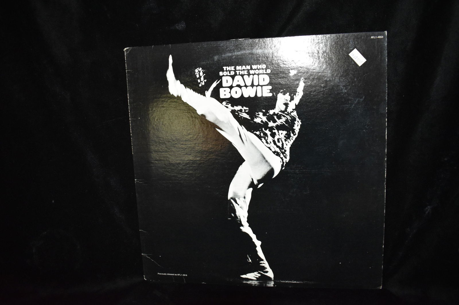 1972 David Bowie The Man Who Sold the World Album: David Bowie The Man Who Sold the World produced by RCA in 1972. Cover has a little wear to a couple corners otherwise in VG Condition. Album is near Fine condition. AYL1-4654