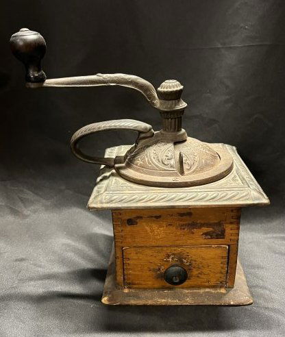 Vintage Coffee Grinder in Great Condition. (1 of 5)