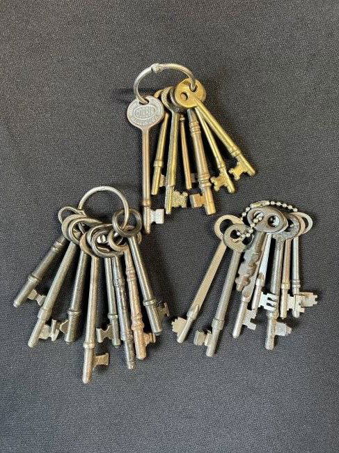 Group of 23 Skeleton Keys vintage old keys. (1 of 5)